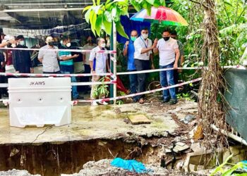 JALALUDDIN Alias ketika meninjau keadaan tanah runtuh di Taman Kuchai Entrepreneurs, Kuala Lumpur semalam.