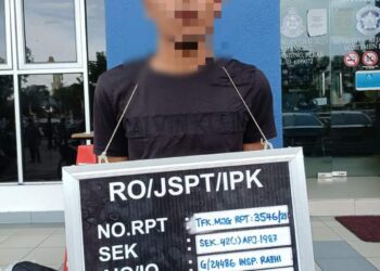 LELAKI yang terlibat dalam perlumbaan motosikal haram di WCE dekat Sitiawan, Perak, yang ditahan polis. - UTUSAN/IHSAN PDRM