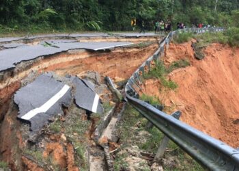JALAN utama Pos Beswok di Sungai Siput yang runtuh menyebabkan penduduk Pos Yum terputus hubungan.