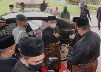 MOHD. Ali Mohd. Rustam (kiri) disambut Sulaiman Md. Ali (tengah) ketika tiba pada Istiadat Angkat Sumpah Jawatan, Taat Setia serta Sumpah Simpan Rahsia Ahli-ahli Majlis Mesyuarat Kerajaan Negeri Melaka di Balai Istiadat Seri Negeri, Ayer Keroh, Melaka. - UTUSAN/RASUL AZLI SAMAD