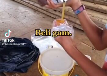 TULAR seorang kanak-kanak menjual gam 50 sen secara terbuka.