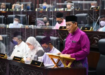 AMINUDDIN Harun ketika membentangkan Belanjawan Negeri Sembilan Tahun 2022 bertema Mendaya Upaya Ekonomi Rakyat pada Persidangan Kedua (Belanjawan), Penggal Keempat, DUN Negeri Sembilan Ke-14 di Seremban hari ini.