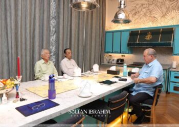 SULTAN Ibrahim Sultan Iskandar meluangkan masa bersama dua bekas guru yang pernah mengajar baginda di Maktab Sultan Abu Bakar di Johor Bahru.