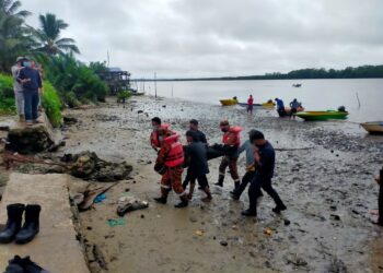 ANGGOTA bomba mengangkat mayat mangsa yang ditemukan lemas di perairan Kampung Semawang Batu 19, Sandakan hari ini. - IHSAN BOMBA