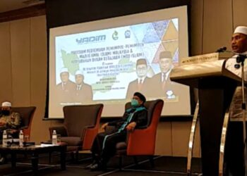 IDRIS Ahmad ketika berucap merasmikan Program Pertemuan Pemimpin Amal Islami dan NGO Islam anjuran Yadim di Putrajaya hari ini. – Foto ihsan Yadim