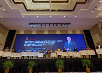 AMIRUDIN Shari bergambar selepas menyerahkan plakat cek RM5,000 kepada wakil mahasiswa dari 17 universiti di seluruh Selangor dalam Program Dialog Menteri Besar Bersama Pimpinan Mahasiswa di IPT Negeri Selangor di Klang, Selangor hari ini.