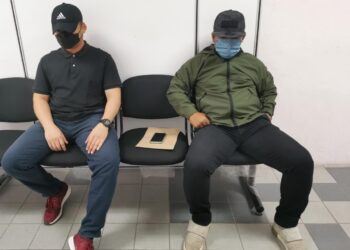 FARID Rosni (kanan) bersama Clinton Kudang Gangga mengaku tidak bersalah selepas dihadapkan ke Mahkamah Sesyen atas tiga tuduhan rasuah di Johor Bahru. -UTUSAN/BAZLAN IBRAHIM