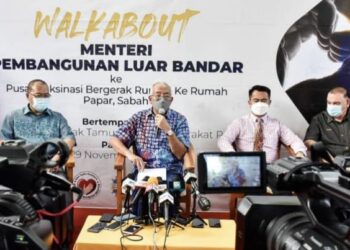 MAHDZIR Khalid (dua kiri) bersama tetamu jemputan lain semasa pelancaran pasukan bergerak Operasi Vaksin Penilaian Pantas (Ravo) hari ini.