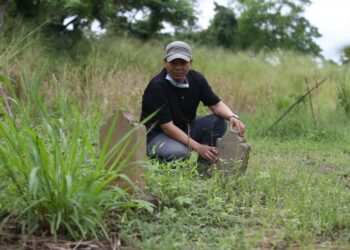MUHAMMAD AIMAN ABDULLAH menunjukkan salah satu lokasi makam batu Acheh yang terdapat di Perlis di Chuping, Perlis, hari ini.- UTUSAN/SHAHIR NOORDIN
