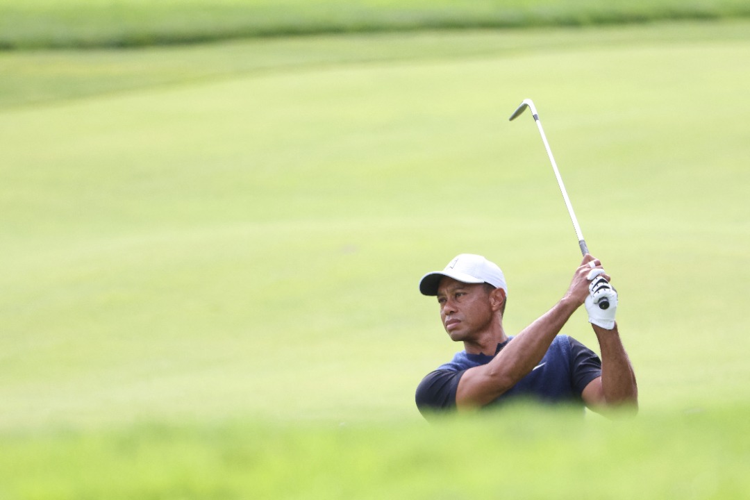 TIGER Woods mengalami keretakan di kaki kanan selepas terbabit dalam kemalangan di Los Angeles pada Februari lalu.- AFP