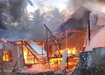 API marak menyambar rumah milik peneroka, Johari Edrus sehingga hangus dalam kejadian kebakaran di Jalan Siantan, Felda Padang Piol di Jerantut, Pahang. - GAMBAR IHSAN PENDUDUK FELDA PADANG PIOL