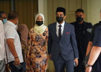 PELAKON, Nynaa Harizal dan Mohamed Fahmi Mohamed Ilyas berpegangan tangan ketika di Mahkamah Rendah Syariah Kuala Lumpur. - UTUSAN/MUHAMAD IQBAL ROSLI