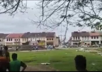TANGKAP layar rakaman video tular aksi kejar mengejar antara dua pasukan bola sepak dalam kejadian di Padang Dataran Rembau, Rembau baru-baru ini.