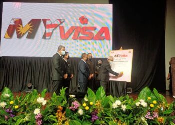 HAMZAH Zainuddin menandatangani plak sebagai gimik pelancaran permohonan visa secara atas talian (eVISA) sempena majlis sambutan Hari Imigresen 2021, di Putrajaya. - UTUSAN/MOHD HUSNI MOHD NOOR