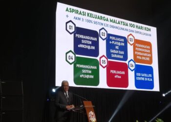 HAMZAH Zainudin ketika berucap sempena sambutan Hari Imigresen 2021 di Putrajaya. - UTUSAN/MOHD HUSNI MOHD NOOR