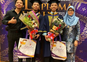 HAMBAL Aismat Bukhory dan Haikal Ajmal AJMAL (tengah) bergambar ahli keluarga pada konvokesyen itu di UiTM Shah Alam, Selangor, semalam.