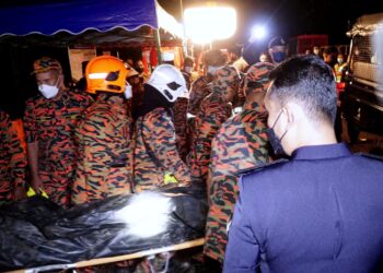 ANGGOTA bomba membawa keluar mayat pemandu Toyota Vellfire  dalam kejadian tanah runtuh di Jalan Simpang Pulai-Cameron Highlands hari ini. - UTUSAN/ZULFACHRI ZULKIFLI