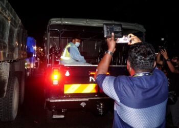 KENDERAAN polis membawa mayat kedua mangsa kejadian tanah runtuh di Jalan Simpang Pulai - Cameron Highlands hari ini. -UTUSAN/ZULFACHRI ZULKIFLI