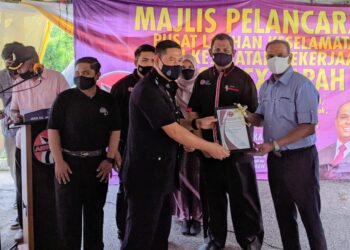 M. SARAVANAN (kanan) menyampaikan sijil penghargaan kepada Ketua Polis Daerah Tapah, Superintenden Wan Azharuddin Wan Ismail pada perasmian Pusat Latihan Keselamatan dan Kesihatan Pekerjaan Ansonex Tapah di Tapah Road dekat Tapah hari ini.  - UTUSAN/MOHAMAD HAFIZI MOHD. SAID