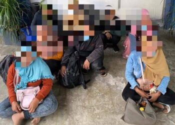 SEBAHAGIAN warga asing yang ditahan polis di Jalan Besar, Parit 3 Sungai Burong, Tanjong Karang di Kuala Selangor, Selangor hari ini.