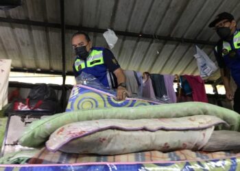 MOHD. Asri Abd. Wahab (kiri) memeriksa tempat tidur penginapan pekerja di Pengkalan Chepa, Kota Bharu hari ini. - UTUSAN/ROSLIZA MOHAMED