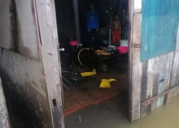 ANTARA rumah penduduk di Kampung Alur Damat di Batu Rakit, Kuala Nerus yang dinaiki air susulan hujan berterusan sejak semalam.