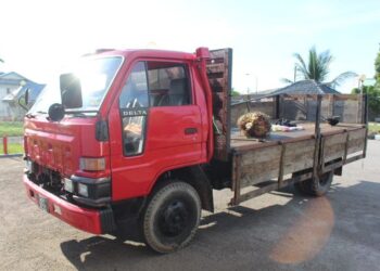 LORI yang dipercayai digunakan suspek untuk melarikan buah kelapa sawit yang dicuri di sebuah kebun di Jalan Kolam Machap, Melaka, semalam.
