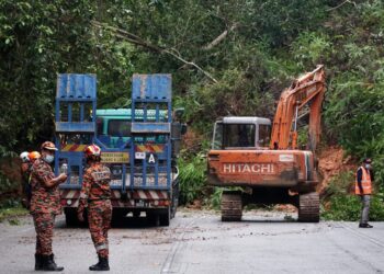 KERJA membersihkan runtuhan tanah di Jalan Simpang Pulai-Cameron Highlands. - UTUSAN/ZULFACHRI ZULKIFLI