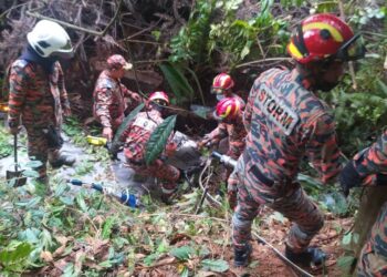 PASUKAN STORM dan JBPM Perak mengesan kedudukan kenderaan tertimbus dipercayai lori dalam kejadian tanah runtuh di Kilometer 27.1, Jalan Simpang Pulai-Blue Valley di Ipoh hari ini. - UTUSAN/IHSAN JBPM PERAK