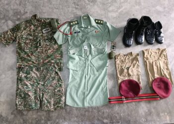 PAKAIAN tentera berpangkat kapten dan aksesori yang dirampas di sebuah rumah di Taman Ayer Molek Perdana, Kuala Sungai Baru, Melaka.