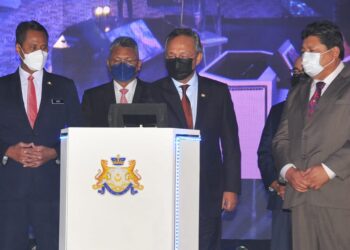 HASNI Mohamad (tiga dari kiri) melancarkan Aplikasi Mudah Alih dan Portal Johorpay di Hotel Thistle, Johor Bahru. - UTUSAN/RAJA JAAFAR ALI