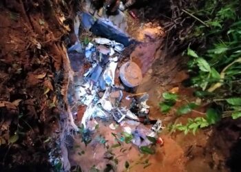 KEADAAN lori yang ditemukan tertimbus dalam kejadian tanah runtuh di
Jalan Simpang Pulai-Cameron Highlands hari ini. - UTUSAN/IHSAN JBPM PERAK