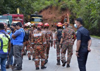 ANGGOTA bomba yang terlibat dalam operasi mencari dan menyelamat  kejadian tanah runtuh di Jalan Simpang Pulai-Blue Valley dekat Ipoh hari ini. - UTUSAN/ZULFACHRI ZULKIFLI