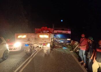 KEMALANGAN maut yang membabitkan tiga buah lori di Jalan Sungai Burong, Tawau semalam. - IHSAN PDRM