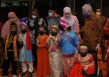 ISMAIL Sabri Yaakob diiringi Rina Mohd. Harun beramah mesra bersama kanak-kanak golongan orang kurang upaya (OKU) yang hadir pada Majlis Malam Kasih OKU Keluarga Malaysia sempena Hari Orang Kurang Upaya Kebangsaan di Pusat Konvensyen Kuala Lumpur. - UTUSAN/AMIR KHALID