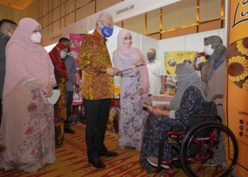 ISMAIL Sabri Yaakob diiringi Rina Mohd. Harun beramah mesra bersama kanak-kanak golongan orang kurang upaya (OKU) yang hadir pada Majlis Malam Kasih OKU Keluarga Malaysia sempena Hari Orang Kurang Upaya Kebangsaan di Pusat Konvensyen Kuala Lumpur. - UTUSAN/AMIR KHALID