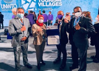 NANCY Shukri dan Abdul Sanih Nasri menerima anugerah Perkampungan Pelancongan Terbaik daripada Zurab Pololikashvili. – IHSAN MOTAC