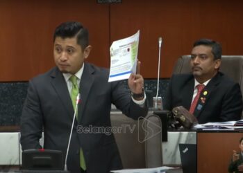 HILMAN Idham menunjukkan laporan audit yang dikeluarkan MBI di ketika mempersoalkan kemampuan LLSB menjalankan projek kerajaan negeri membersihkan Sungai Klang dalam Sidang DUN di Bangunan Annex di Bangunan SUK, Shah Alam, Selangor hari ini. - GAMBAR SELANGOR TV