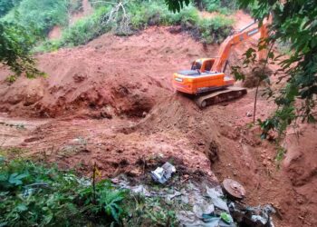 JENGKAUT digunakan untuk membersihkan runtuhan tanah di Jalan Simpang Pulai-Cameron Highlands hari ini. - UTUSAN/IHSAN JBPM