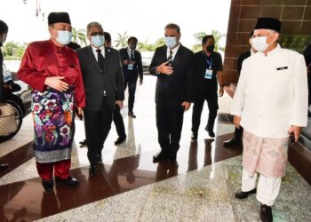 HAJIJI Noor (kiri) bersama Speaker Dewan Undangan Negeri (DUN) Sabah, Datuk Kadzim M. Yahya (dua kiri) semasa tiba di DUN Sabah bagi pembentangan Belanjawan Negeri 2022.