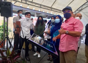 WAN ROSDY Wan Ismail (kanan) melancarkan Majlis Perletakan Batu Asas Foodlawn.Kome @Tanjung Lumpur yang merupakan pusat perniagaan berpusat di Kuantan, Pahang. - UTUSAN/DIANA SURYA ABD WAHAB