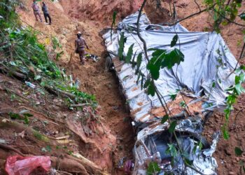 KEADAAN lori sayur yang tertimbus dalam runtuhan tanah di Jalan Simpang Pulai - Cameron Highlands hari ini. - UTUSAN/IHSAN JBPM PERAK