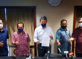Mohamad Hasan (tengah) bersama (dari kiri)  Ahmad Shabery Cheek,  Ahmad Maslan,  Khaled Nordin dan Dr. Shamsul Anuar Nasarah yang  menghadiri sidang akhbar khas berhubung pendirian BN dalam Pilihan Raya Negeri Sarawak di Hotel Hilton Kuching,pagi ini. -UTUSAN  MUHAMAD IQBAL ROSLI