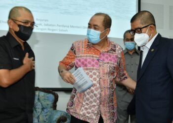 HAJIJI Noor (tengah) bersama Ronald Kiandee (kiri) dan Maximus Ongkili (kanan) semasa Sesi Taklimat mengenai MKMA63 hari ini.