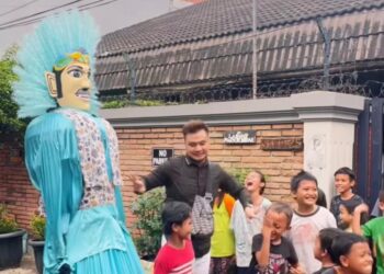 TANGKAP layar video Iqbal Zulkefli menari bersama kanak-kanak di Indonesia.