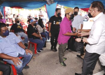 ANWAR Ibrahim menyampaikan sumbangan pada Program Santai Bersama Nelayan Port Dickson di Pantai Bagan Pinang Port Dickson hari ini. - UTUSAN/MOHD. SHAHJEHAN MAAMIN