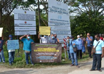 SEKUMPULAN penduduk dari tiga buah kampung di Rantau berkumpul dan menyatakan bantahan mereka berhubung pelaksanaan projek pengeluaran pasir daratan yang dijalankan di Kampung Pasir Linsum, Rantau, Seremban. - UTUSAN/ZAKKINA WATI AHMAD TARMIZI