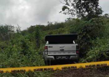 KENDERAAN pacuan empat roda ditemukan dalam kawasan semak dengan pemandunya, Tengku Suhaimi Tengku Yusoff ditemukan meninggal dunia dalam kenderaan itu di Kampung Daling, Padang Tengku di Lipis, Pahang.