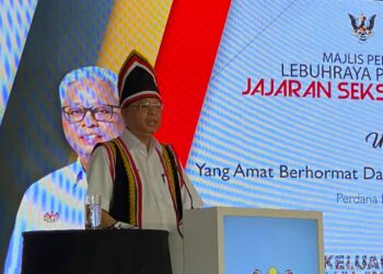 ISMAIL Sabri Yaakob ketika berucap merasmikan pembukaan Jalan Projek Lebuhraya Pan Borneo Sarawak Pakej 03 bagi Seksyen Serian.