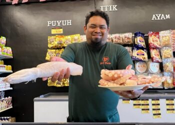 MUHAMMAD THABRANI  menunjukkan antara produk sejuk beku istimewa yang dijual di Kedai Seri Perlis, Arau. - UTUSAN/Mohd. Hafiz Abd. Mutalib